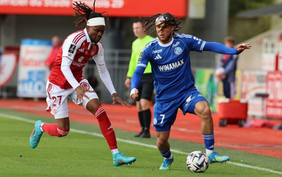 Strasbourg's Belgian midfielder #07 Diego Moreira (R) controls the ball in front of Brest's Malian defender #27 Daouda Guindo (L) during the French L1 football match between Stade Brestois 29 (Brest) and RC Strasbourg Alsace (RCSA) at the Francis-Le-Ble Stadium in Brest on May 13, 2026. Fred TANNEAU / AFP