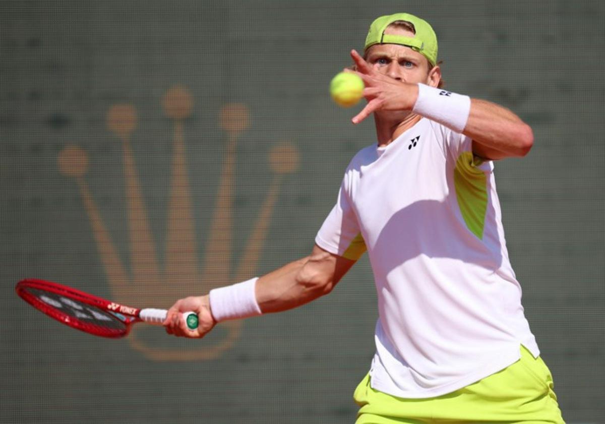 Belgium's Zizou Bergs plays a forehand return to Germany's Alexander Zverev during their Monte Carlo ATP Masters Series Tournament round of 16 tennis match on Court Rainier III at the Monte-Carlo Country Club in Roquebrune-Cap-Martin, south-eastern France on April 9, 2026. Valery HACHE / AFP
