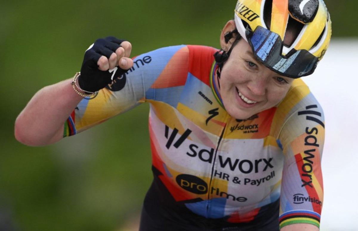 Team SD Worx - Protime's Dutch rider Anna van der Breggen celebrates crossing first the finish line of the 6th stage of the 2026 La Vuelta Femenina cycling tour of Spain, a 106.5 km race between Gijon and Les Praeres, on May 8, 2026. Miguel RIOPA / AFP