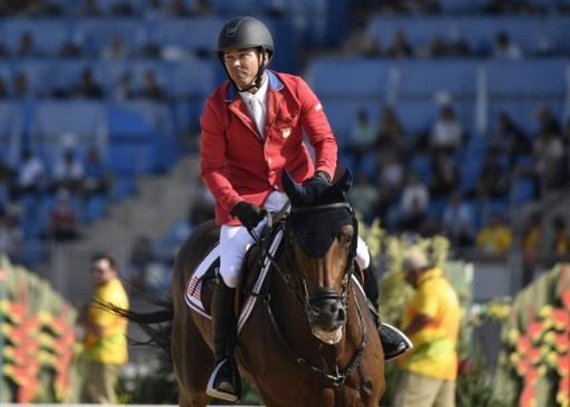 USA's Kent Farrington on his horse Voyeur competes in the individual equestrian show jumping event at the Olympic Equestrian Centre during the Rio 2016 Olympic Games in Rio de Janeiro on August 19, 2016.
PHILIPPE LOPEZ / AFP