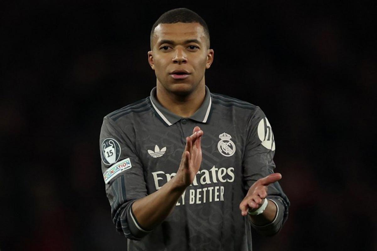 Real Madrid's French forward #09 Kylian Mbappe applauds the fans following the UEFA Champions League Quarter final first leg football match between Arsenal and Real Madrid, at the Emirates Stadium, in London, on April 8, 2025. Adrian Dennis / AFP