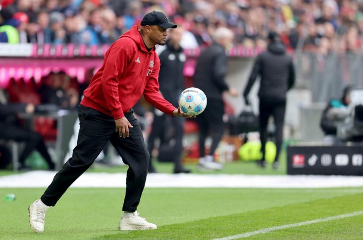 Bayern Munich's Belgian head coach Vincent Kompany holds a ball during the German first division Bundesliga football match between FC Bayern Munich and St Pauli in Munich, southern Germany on March 29, 2025. Alexandra BEIER / AFP