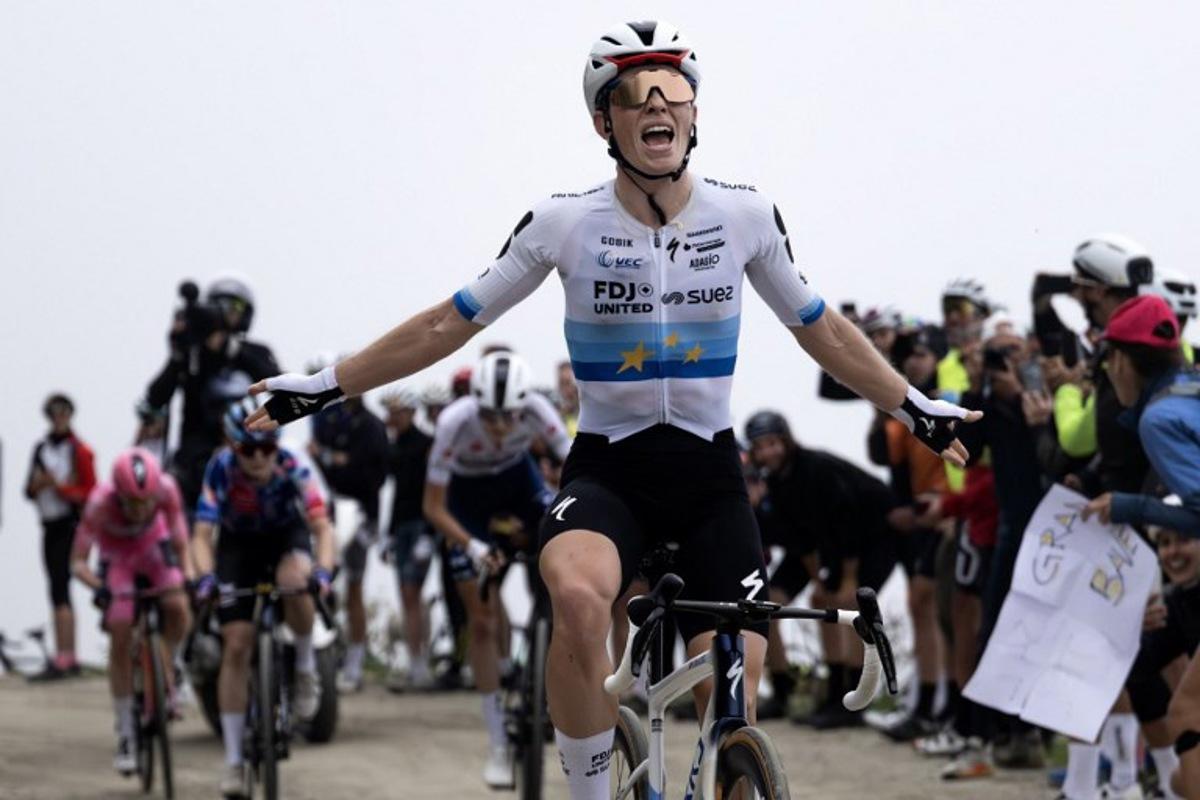 FDJ SUEZ' Dutch rider Demi Vollering celebrates as he crosses the finish line to win the 8th stage of the Giro d'Italia Women 2026 - Tour of Italy Women cycling race between Rivoli and Sestriere on June 6, 2026. MARCO BERTORELLO / AFP