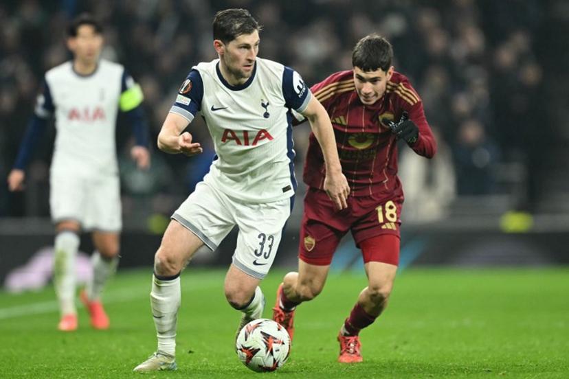 Tottenham Hotspur's Welsh defender #33 Ben Davies vies with Roma's Argentinian midfielder #18 Matias Soule (R) during the UEFA Europa League, League Phase football match between Tottenham Hotspur and Roma at the Tottenham Hotspur Stadium in London, on November 28, 2024. JUSTIN TALLIS / AFP