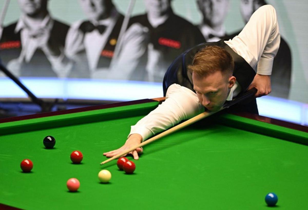 England's Judd Trump plays a shot during the Masters snooker tournament final against Wales' Mark Williams at Alexandra Palace in London on January 15, 2023. JUSTIN TALLIS / AFP