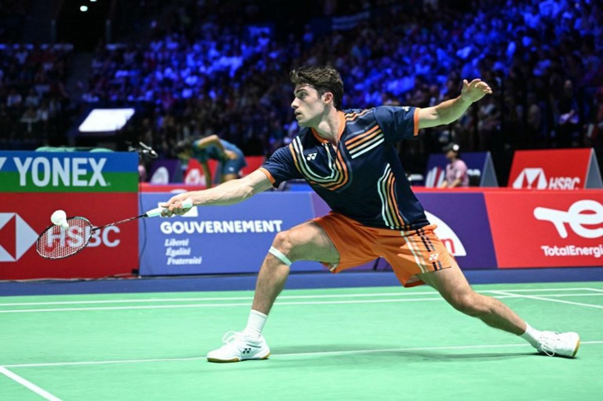 Belgium's Julien Carraggi hits a return to China's Yu Qi Shi during their men's single match at the Badminton BWF World Championships at the Adidas Arena in Paris, on August 27, 2025. Bertrand GUAY / AFP