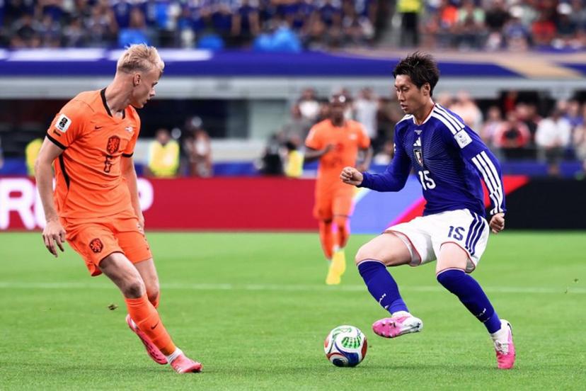 Japan's midfielder #15 Daichi Kamada (R) fights for the ball with Netherlands' defender #06 Jan Paul Van Hecke during the 2026 World Cup Group F football match between the Netherlands and Japan at the Dallas Stadium in Arlington on June 14, 2026. Aric Becker / AFP