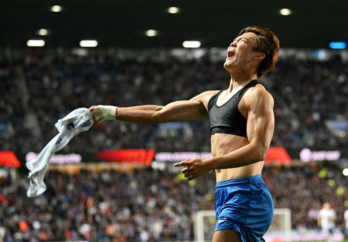 KRC Genk's South Korean striker #09 Hyeon-Gyu Oh celebrates scoring the opening goal during the UEFA Europa League, league stage football match between Rangers and Genk at the Ibrox Stadium in Glasgow on September 25, 2025. ANDY BUCHANAN / AFP