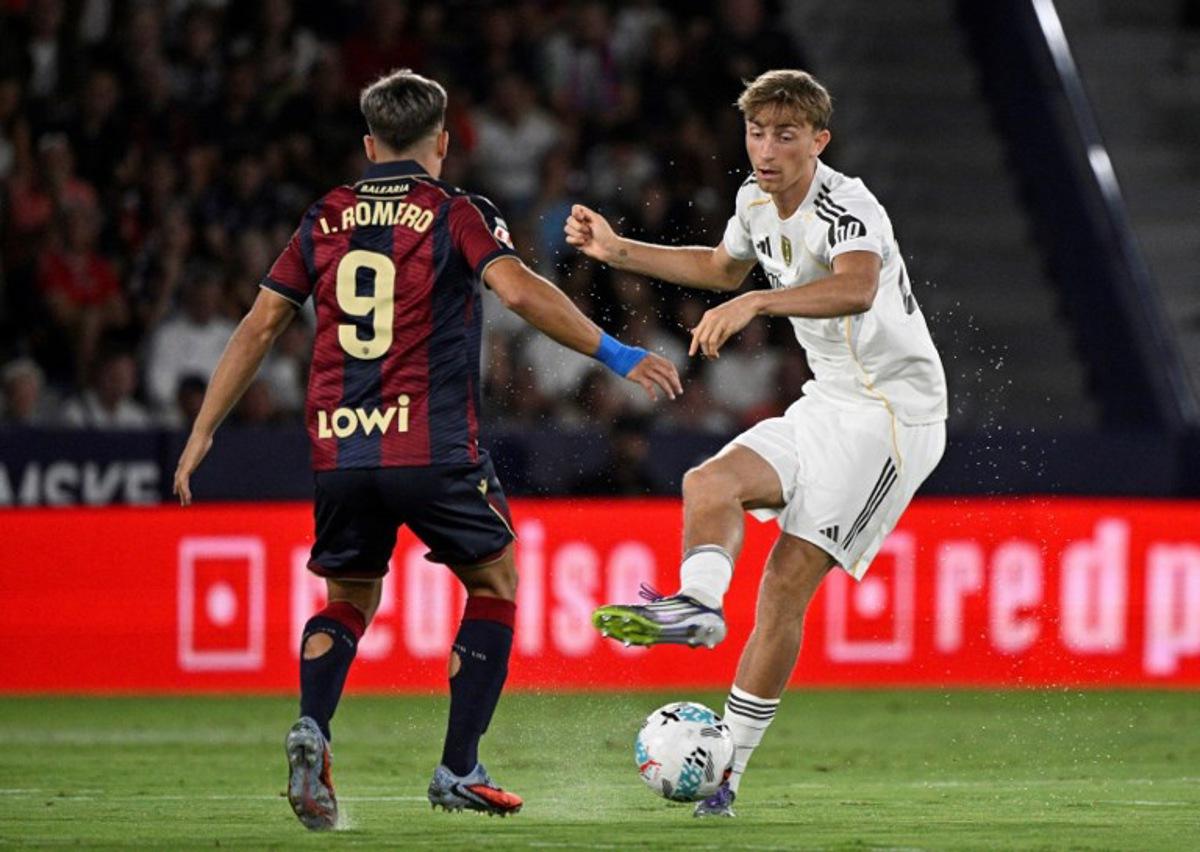 Real Madrid's Spanish defender #24 Dean Huijsen fights for the ball with Levante's Spanish forward #09 Ivan Romero during the Spanish league football match between Levante UD and Real Madrid CF at the Ciutat de Valencia stadium in Valencia on September 23, 2025. Jose JORDAN / AFP