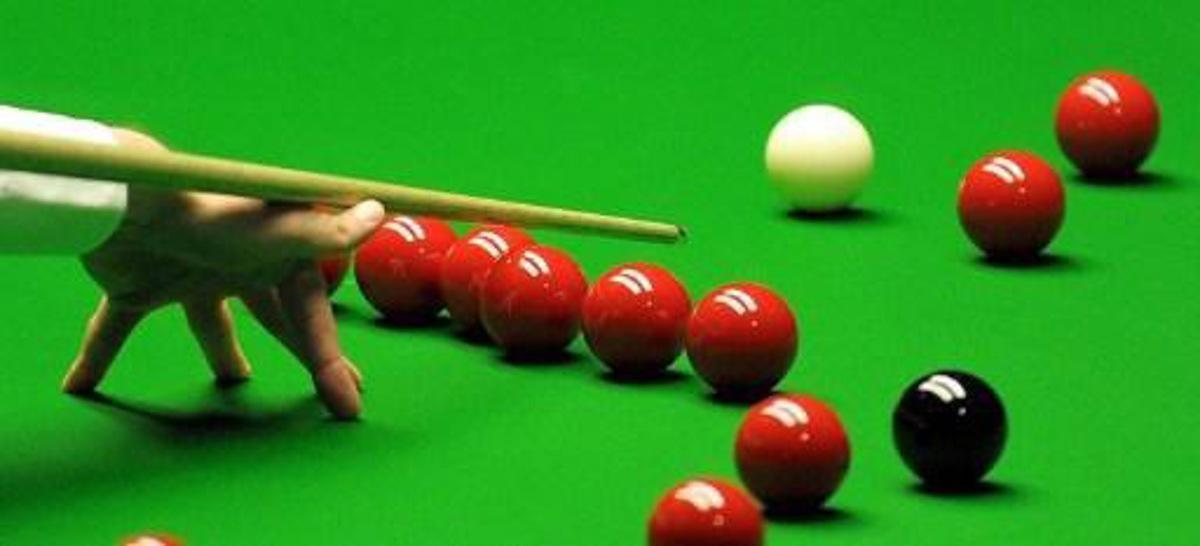 Ali Carter of Great Britain plays a shot during the semi-final of the World Championship Snooker tournament against Neil Robertson (not pictured) of Australia at the Crucible Theatre in Sheffield, England, on April 30, 2010. AFP PHOTO/Andrew Yates