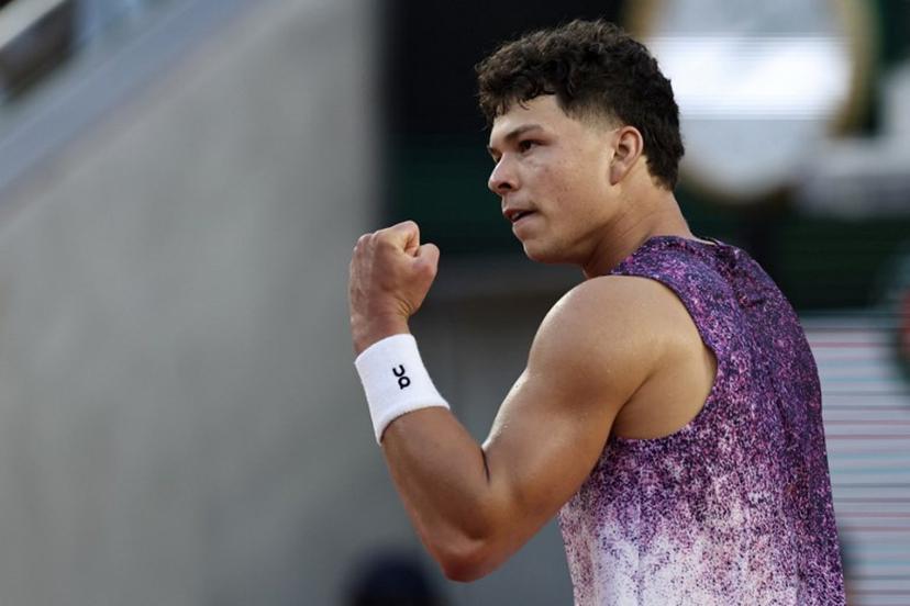 US Ben Shelton reacts as he plays against Spain's Daniel Merida during their men's singles match on day 2 of the French Open tennis tournament on Court Suzanne-Lenglen at the Roland-Garros Complex in Paris on May 25, 2026. Anne-Christine POUJOULAT / AFP