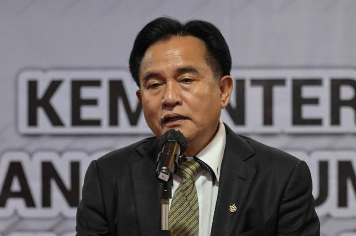 The Coordinating Minister for Law, Human Rights, Immigration, and Corrections, Yusril Ihza Mahendra, speaks to reporters after signing the repatriation document of Serge Atlaoui in Jakarta on January 24, 2025. Serge Atlaoui, a Frenchman on death row in Indonesia since 2007 for drug offences will be sent back to his home country, an Indonesian minister said on January 24. BAY ISMOYO / AFP