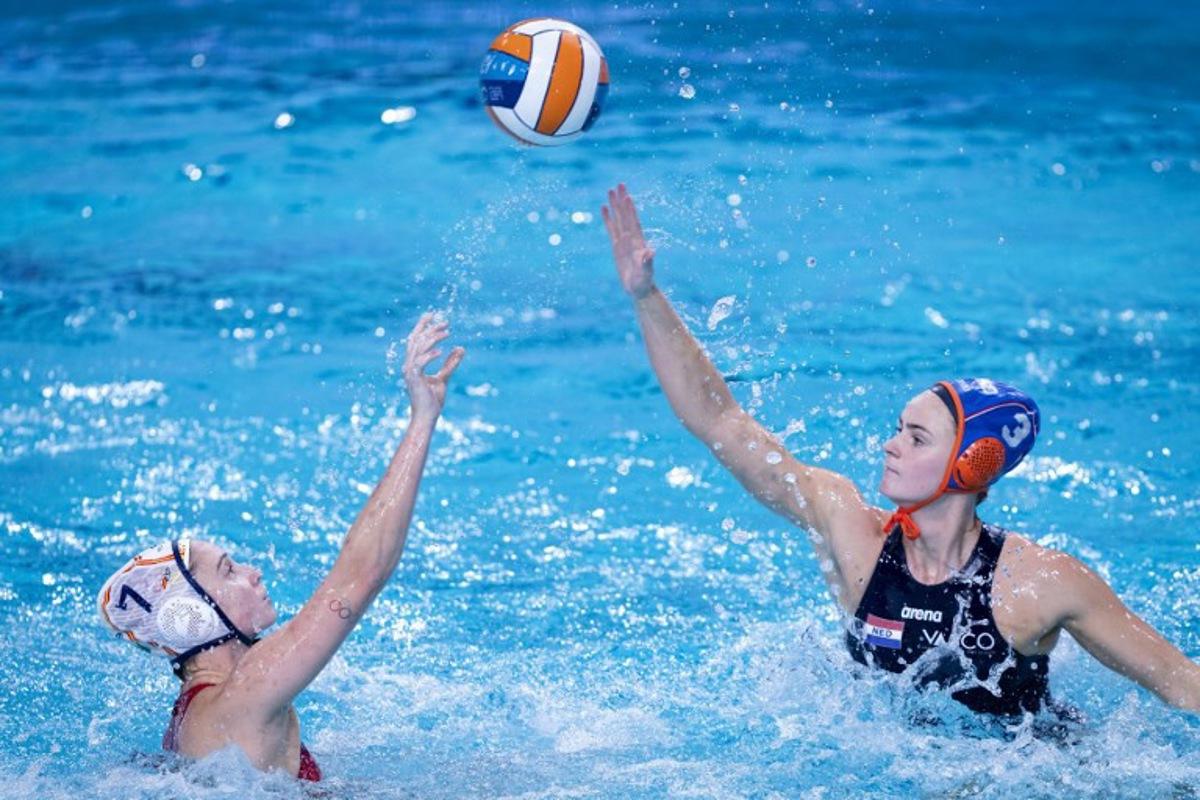 Elena Ruiz Barril of Spain (L) prepares to shoot in front of Brigitte Sleeking of the Netherlands during the water polo Women's European Water Polo Championship final match between Spain and Netherlands at the Pieter van den Hoogenband Swimming Stadium in Eindhoven on January 13, 2024. Sander Koning / ANP / AFP