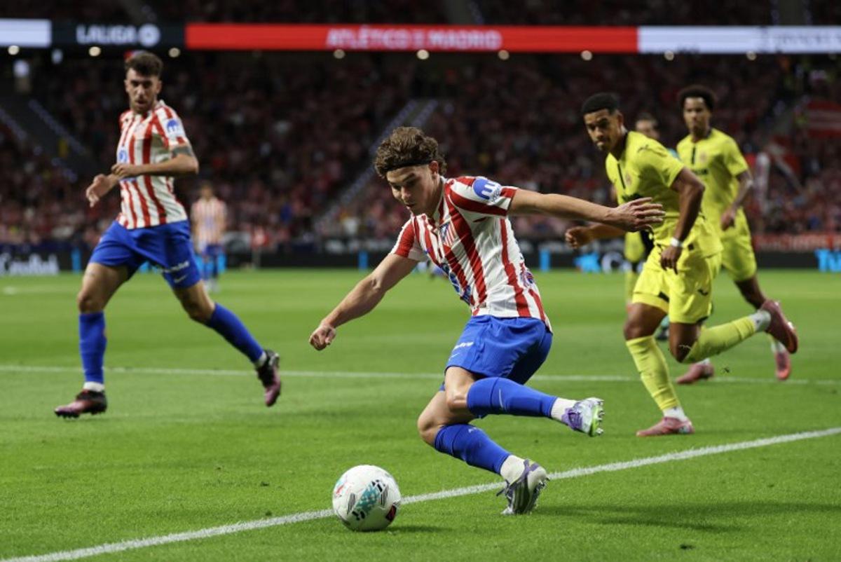 Atletico Madrid's Argentine forward #19 Julian Alvarez controls the ball during the Spanish league football match between Club Atletico de Madrid and Villarreal CF at the Metropolitano Stadium in Madrid on September 13, 2025. Thomas COEX / AFP