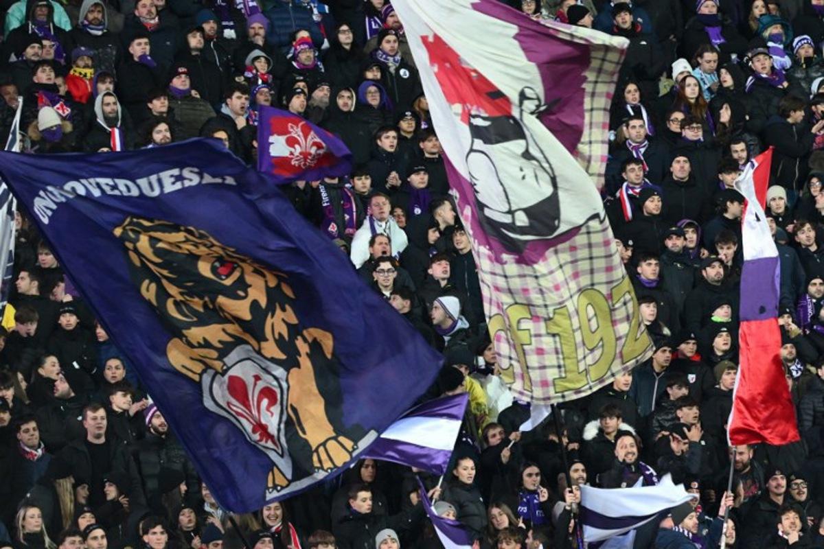 Fiorentina's supporters cheer their team during the Italian Serie A football match between Acf Fiorentina and Juventus at the Artemio-Franchi stadium in Florence, on November 22, 2025. Alberto PIZZOLI / AFP