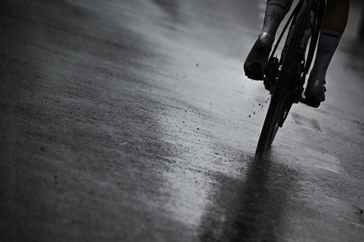 A rider cycles in the rain as they compete during the 4th stage (out of 8) of the third edition of the Women's Tour de France cycling race, a 122.7 km between Valkenburg and Liege, on August 14, 2024. JULIEN DE ROSA / AFP