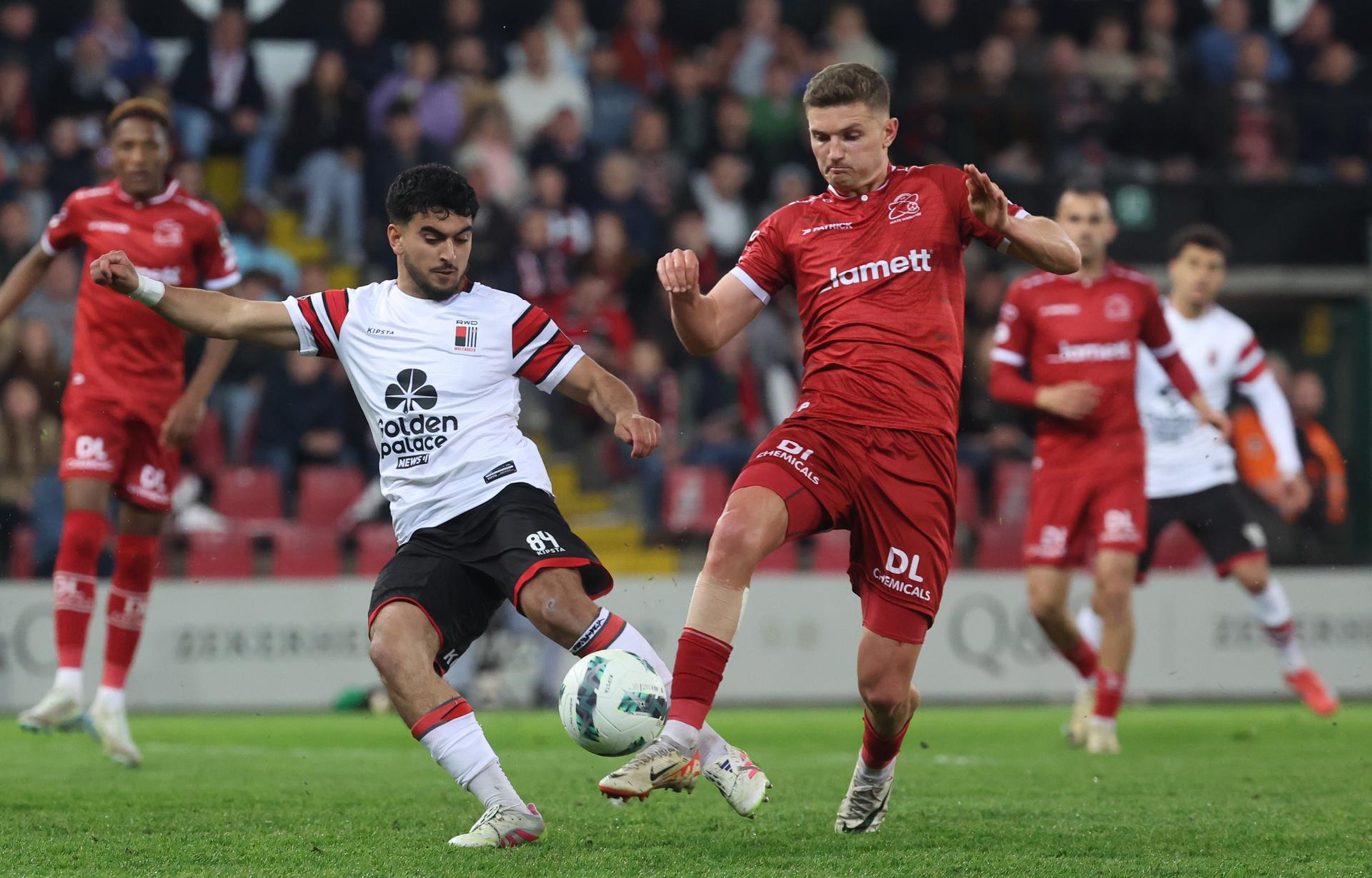 Rwdm's Mohamed El Arouch and Essevee's Nicolas Rommens fight for the ball during a soccer game between SV Zulte Waregem and RWD Molenbeek, Friday 18 April 2025 in Waregem, on the 30th and last day of the 2024-2025 'Challenger Pro League' 1B second division of the Belgian championship. BELGA PHOTO VIRGINIE LEFOUR