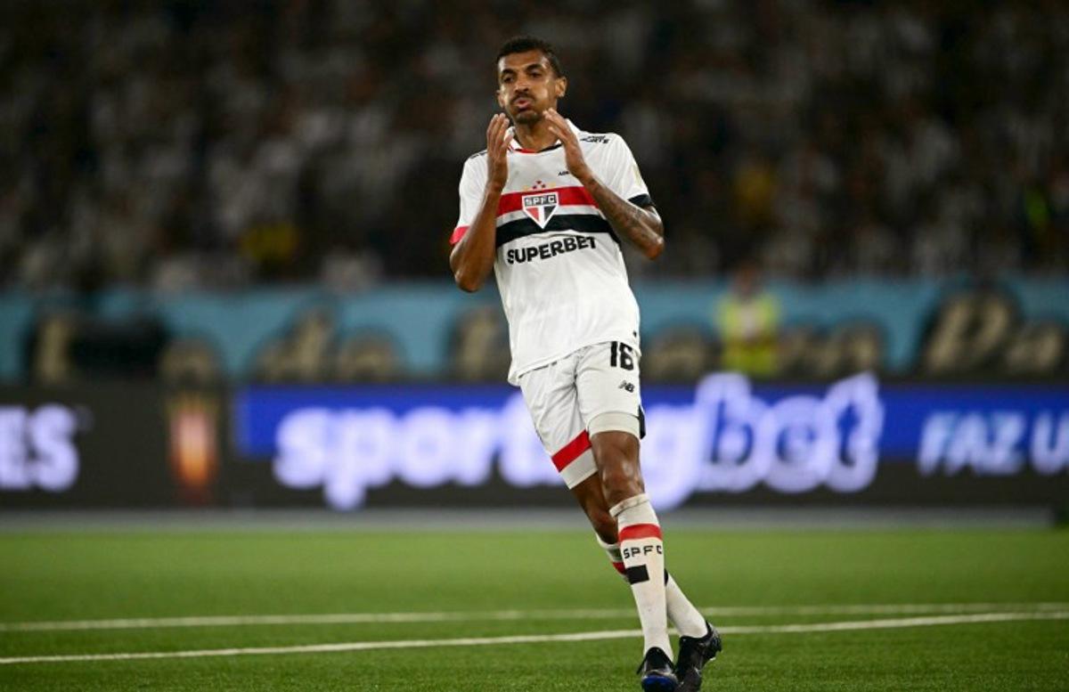Sao Paulo's midfielder Luiz Gustavo reacts during the Copa Libertadores all-Brazilian quarter-final first leg football match between Botafogo and Sao Paulo at the Olimpico Nilton Santos stadium, in Rio de Janeiro, Brazil, on September 18, 2024. Mauro PIMENTEL / AFP