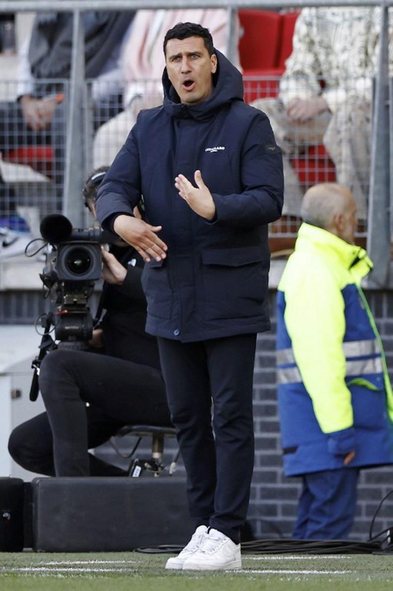 Alkmaar's Dutch head coach Maarten Martens guestures during the Dutch Eredivisie football match betweenAZ Alkmaar and Feyenoord Rotterdam at AFAS stadium on April 5, 2025. MAURICE VAN STEEN / ANP / AFP