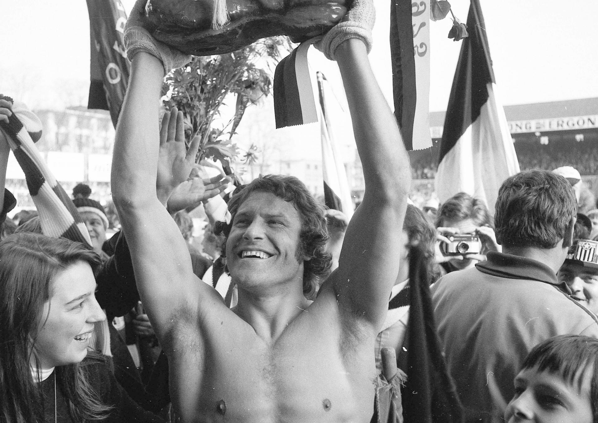 19750427 - BRUSSELS, BELGIUM: (FILE) This file picture dated 27 April 1975 shows RWDM (Molenbeek) celebrating after winning the Belgian soccer championship. BELGA PHOTO BELGA ARCHIVES
