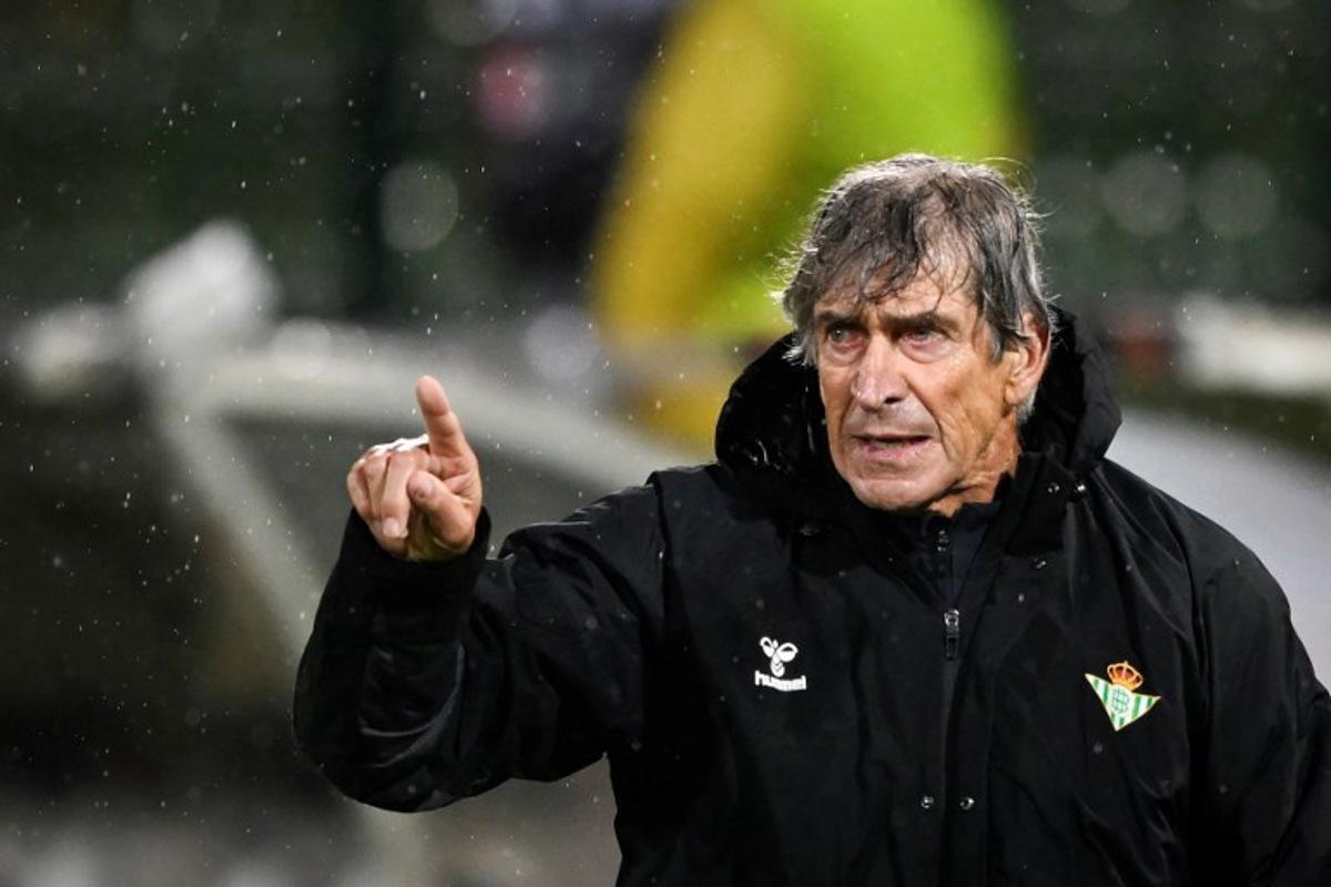 Real Betis' Chilean coach Manuel Pellegrini gives instructions to his players during the UEFA Europa League, League Phase - Matchday 2 football match between PFC Ludogorets Razgrad and Real Betis at Ludogorets Arena in Razgrad on October 2, 2025. Nikolay DOYCHINOV / AFP