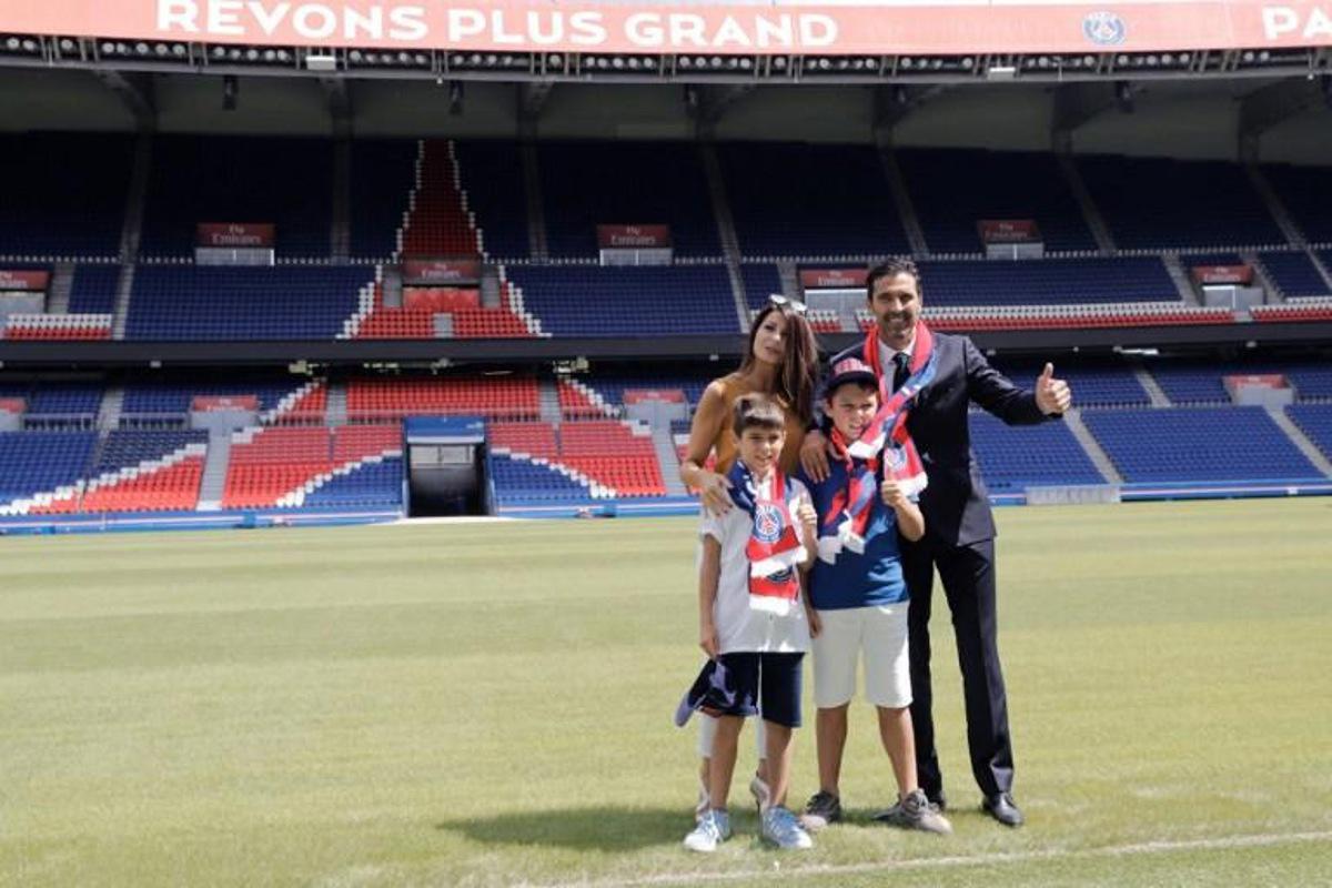 Italian goalkeeper Gianluigi Buffon poses for the press with his wife Alena Seredova and sons David Lee Buffon and Louis Thomas Buffon on July 9, 2018 at the Parc des Princes stadium in Paris, after French Ligue 1 football champions Paris Saint-Germain recruited Buffon for a one-year deal. Thomas SAMSON / AFP