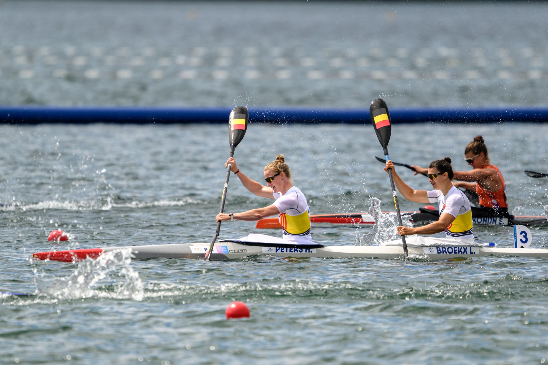 240809 Hermien Peters and Lize Broekx of Belgium compete in the women's kayak double 500m A-final during day 14 of the Paris 2024 Olympic Games on August 9, 2024 in Paris. Photo: Johanna Säll / BILDBYRÅN / kod JL / JL0428 canoe olympic games olympics os ol olympiska spel olympiske leker paris 2024 paris-os paris-ol 14 bbeng kajak belgien grappa33 BENELUX ONLY