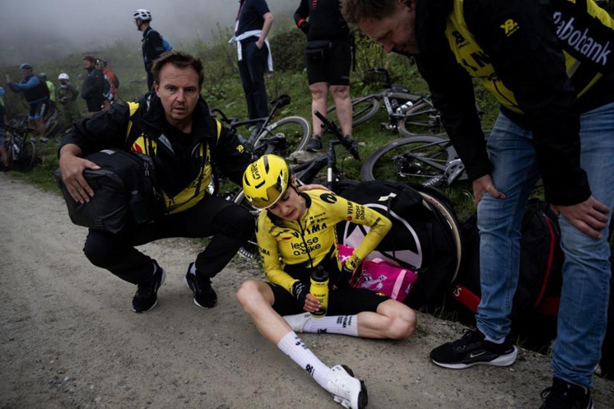 Visma Dutch rider Femke De Vries rests after the 8th stage of the Giro d'Italia Women 2026 - Tour of Italy Women cycling race between Rivoli and Sestriere, on June 6, 2026. MARCO BERTORELLO / AFP