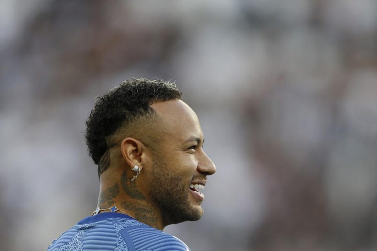 Santos' forward #10 Neymar warms up before Campeonato Paulista A1 semi-final football match between Corinthians and Santos at Arena Corinthians in Sao Paulo on March 9, 2025. Miguel SCHINCARIOL / AFP