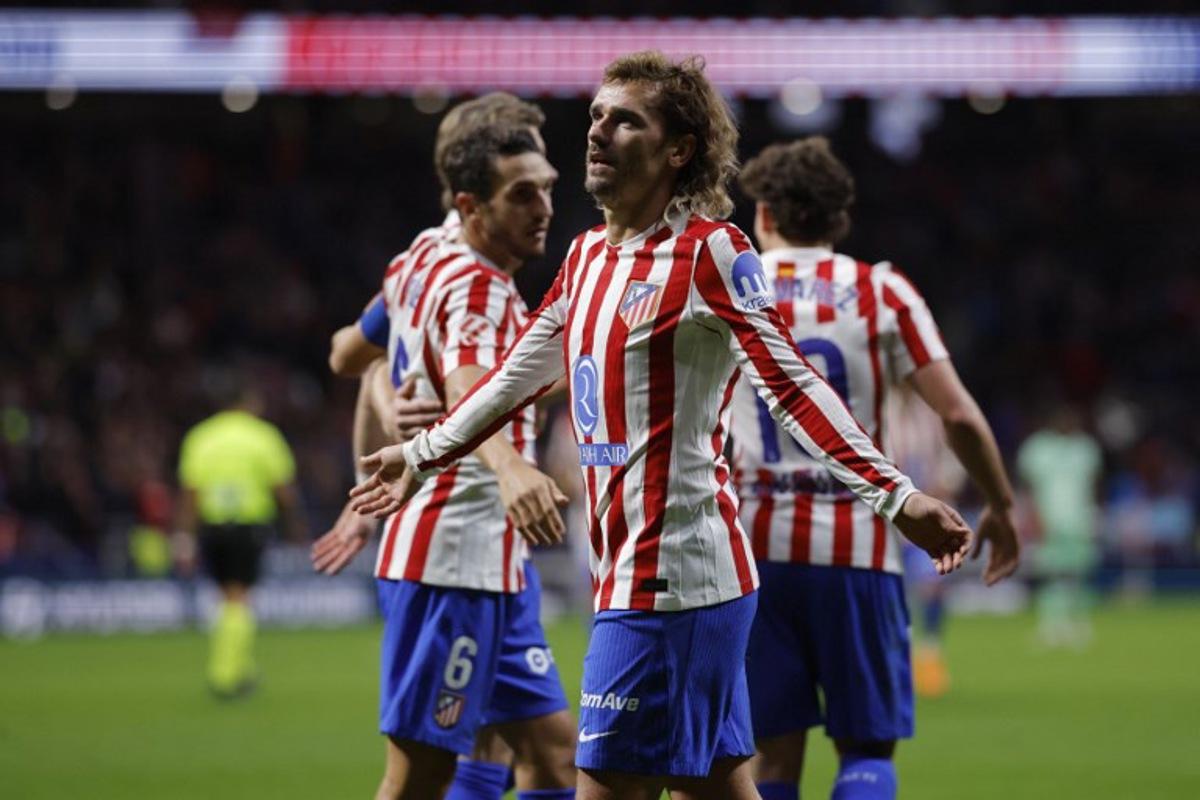 Atletico Madrid's French forward #07 Antoine Griezmann celebrates with teammates scoring his team's third goal during the Spanish league football match between Club Atletico de Madrid and Levante UD at Metropolitano Stadium in Madrid on November 8, 2025. Oscar DEL POZO / AFP