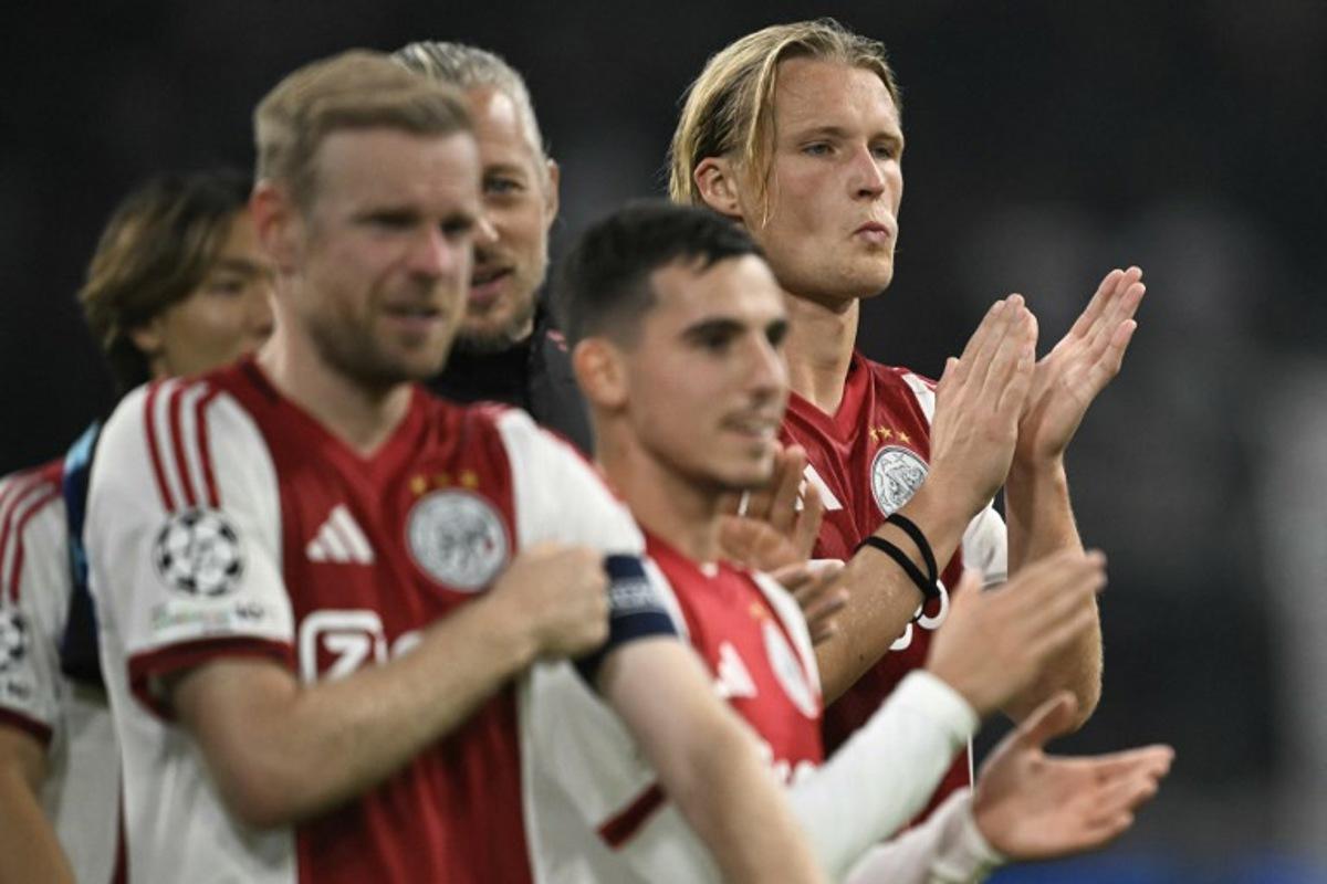 Ajax's Danish forward #09 Kasper Dolberg (R) and teammates acknowledge their supporters after the UEFA Champions League first round day 1 football match between Ajax Amsterdam and Inter Milan, at the Johan Cruijff ArenA in Amsterdam, on September 17, 2025. NICOLAS TUCAT / AFP